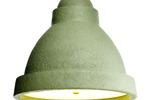 Pap. Salago fra Moooi er designet af hollandske Alexander Fang. Lampen er håndlavet og fremstillet i papmache, der giver den en unik og kornet tekstur. Med sine 75 cm i diameter og 67 cm i højden er lampen ideel over et stort spisebord. Salago fås desuden i hvid og blå samt i to mindre størrelser.Moooi Salago lampe, 8.050 kroner hos www.light11.dk 