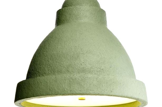 Pap. Salago fra Moooi er designet af hollandske Alexander Fang. Lampen er håndlavet og fremstillet i papmache, der giver den en unik og kornet tekstur. Med sine 75 cm i diameter og 67 cm i højden er lampen ideel over et stort spisebord. Salago fås desuden i hvid og blå samt i to mindre størrelser.Moooi Salago lampe, 8.050 kroner hos www.light11.dk 