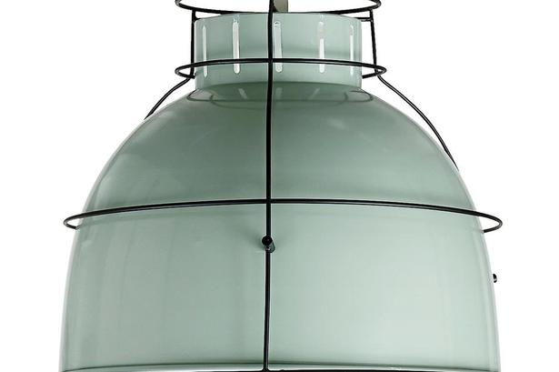 Metal. Loftslampen fra Ellos er produceret i lakeret metal med en mørk ramme, der omkranser skærmen. Lampen giver et blødt og behageligt lys, og dens 40 cm i diameter gør den anvendelig over et spisebord. Lampen fås også i sort med messingramme.Ellos Jamie loftslampe, 799 kroner hos www.ellos.dk 