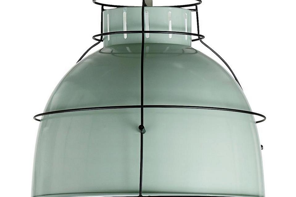 Metal. Loftslampen fra Ellos er produceret i lakeret metal med en mørk ramme, der omkranser skærmen. Lampen giver et blødt og behageligt lys, og dens 40 cm i diameter gør den anvendelig over et spisebord. Lampen fås også i sort med messingramme.Ellos Jamie loftslampe, 799 kroner hos www.ellos.dk 