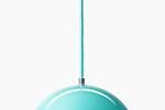 Kult. Den klassiske Flower Pot lampe, designet af Verner Panton, har for længst opnået kultstatus. Siden 1960’erne er lampen løbende blevet lanceret i nye farver, og den mintgrønne passer perfekt ind i forårsindretningen. Lampen er produceret i lakeret stål og er udstyret med en tektstilledning. Flower Pot måler 23 cm i diameter.&amp;Tradition Flower Pot, 1.495 kroner hos www.illumsbolighus.dk 