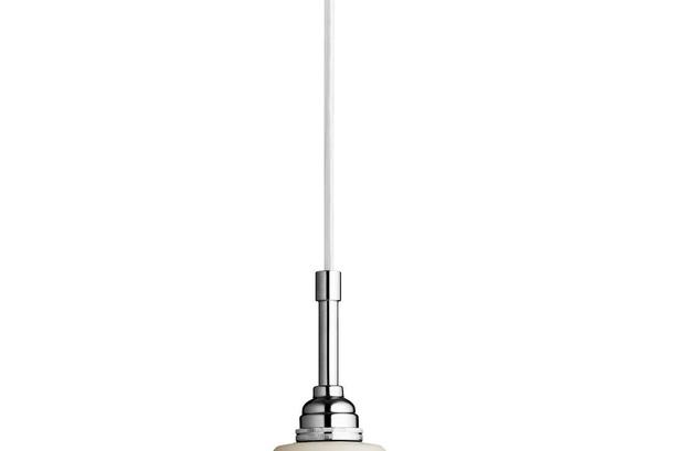 Sand. Lampeserien Bestlite blev for alvor et designikon, efter at Winston Churchill havde en Bestlite-lampe stående på sit skrivebord under Anden Verdenskrig. Den sandfarvede lampe fås som pendel, bordlampe og gulvlampe. Som pendel måler den 21 cm i diameter.Gubi Bestlite BL9M Pendant, 1.995 kroner hos www.gubi.dk 