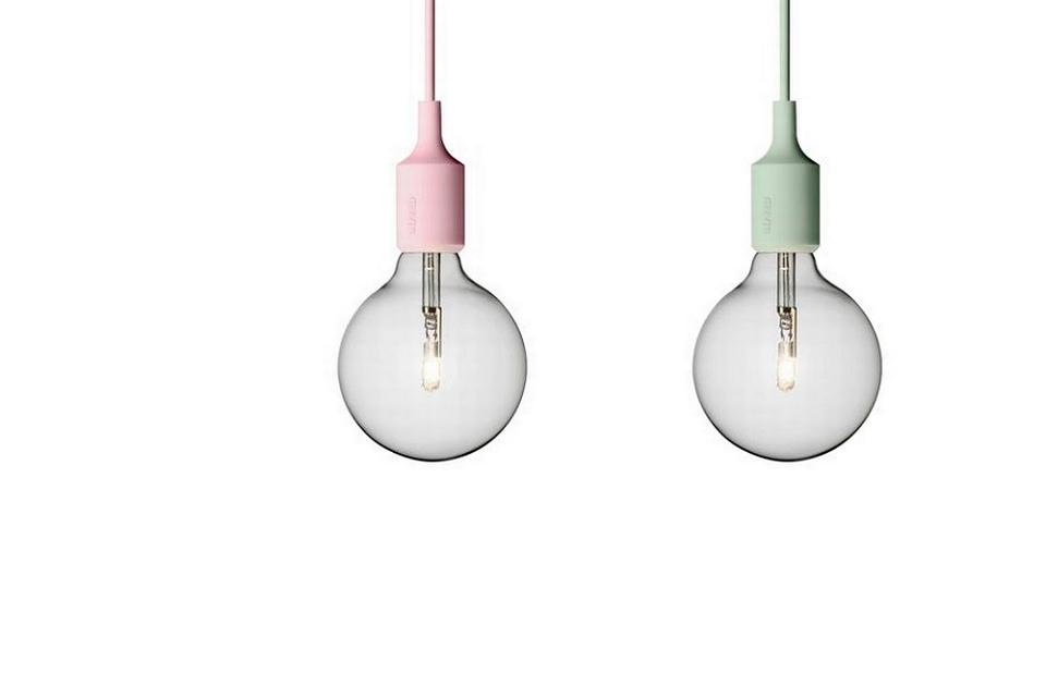 Glødepære. Muuto E27 er inspireret af den klassiske glødepære. Den kulørte fatning er fremstillet i silikone og fås i 10 forskellige farver. Ved at hænge flere af pendlerne op ved siden af hinanden kan man danne en dekorativ klase af pærer i forskellige farver. Pærens diameter er 12,5 cm.Muuto E27 pendel, 399 kroner hoswww.muuto.com 