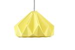 Origami. Hollandske Studio Snowpuppe står bag lampen Chestnut, der er foldet i miljøcertificeret papir ud fra origamiteknikker. Lampens fatning er fremstillet i porcelæn og ledningen i stof. Chestnut måler 28 cm i diameter og fås også i fem andre pastelfarver.Studio Snowpuppe Chestnut, 795 kroner hos www.luxoliving.dk 