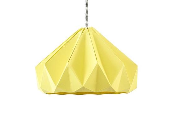 Origami. Hollandske Studio Snowpuppe står bag lampen Chestnut, der er foldet i miljøcertificeret papir ud fra origamiteknikker. Lampens fatning er fremstillet i porcelæn og ledningen i stof. Chestnut måler 28 cm i diameter og fås også i fem andre pastelfarver.Studio Snowpuppe Chestnut, 795 kroner hos www.luxoliving.dk 