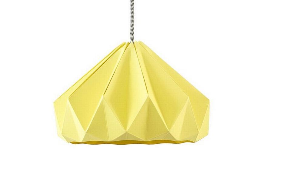 Origami. Hollandske Studio Snowpuppe står bag lampen Chestnut, der er foldet i miljøcertificeret papir ud fra origamiteknikker. Lampens fatning er fremstillet i porcelæn og ledningen i stof. Chestnut måler 28 cm i diameter og fås også i fem andre pastelfarver.Studio Snowpuppe Chestnut, 795 kroner hos www.luxoliving.dk 