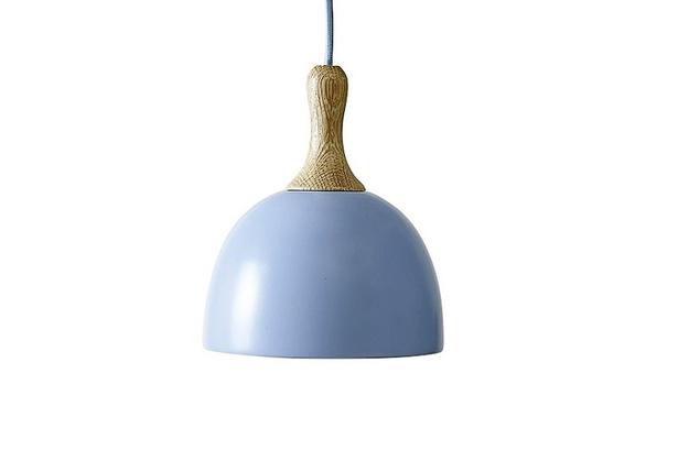 Blåt. Den lyseblå pendel fra Ilva er fremstillet i metal og ask, der skaber en flot kontrast. Tekstilledningen matcher metallets blå farve. Lampen måler 17 cm i diameter og kan bruges som loftslampe i køkkenvinduet eller i stuen. Pendlen findes ydermere i sandfarvet, hvid og sort.Ilva Topp pendel, 499 kroner hos www.ilva.dk 