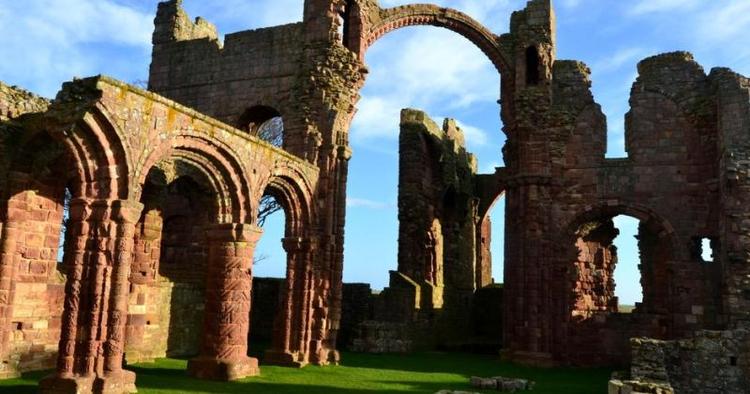 Ruineret. Klostret på Lindisfarne var engang blandt Englands mest indflydelsesrige. Men det fik vikingerne sat en stopper for, da de kom, så og sejrede i 793. Henry VIII lod kirkebygningerne forfalde totalt og fik i stedet opført øens fort. 