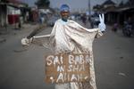Sejrherre. Muhammadu Buhari er erklæret som vinder af valget i Nigeria. På plakaten foran dukken står der, »han er, om Gud vil, vores mand«. 
