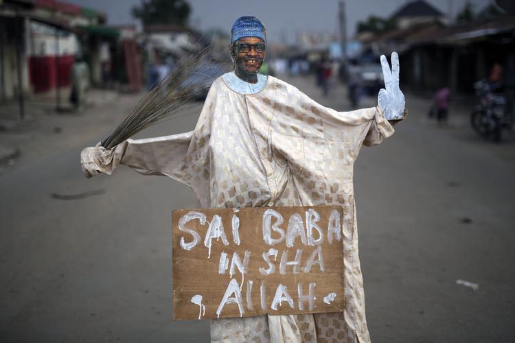 Sejrherre. Muhammadu Buhari er erklæret som vinder af valget i Nigeria. På plakaten foran dukken står der, »han er, om Gud vil, vores mand«. 