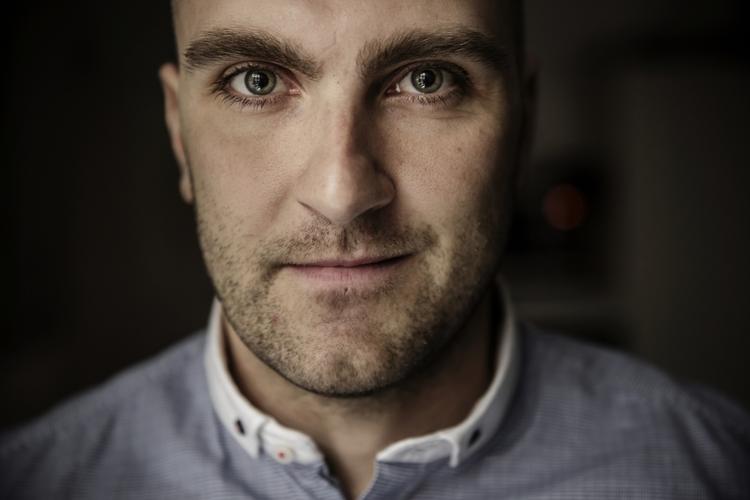 Gældsproblemer. I dag hjælper 33-årige Klaus Meier Olsen unge med at få styr på den håbløse gæld - i ungdomsårene var han selv hele turen igennem, overtrak dankortet, optog dyre forbrugslån og var tæt på at miste sin andelsbolig. Til sidst måtte han bede om hjælp fra sine far, der arbejdede i Skat. Det var for pinligt. 