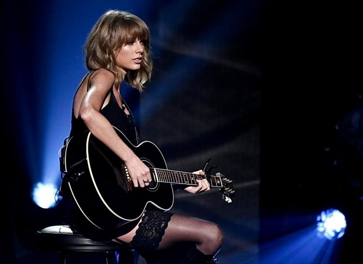 Protest. Taylor Swift er en af de musikere, der har protesteret mod den lave betaling for streaming via Spotify ved at fjerne sin musik fra tjenesten. 