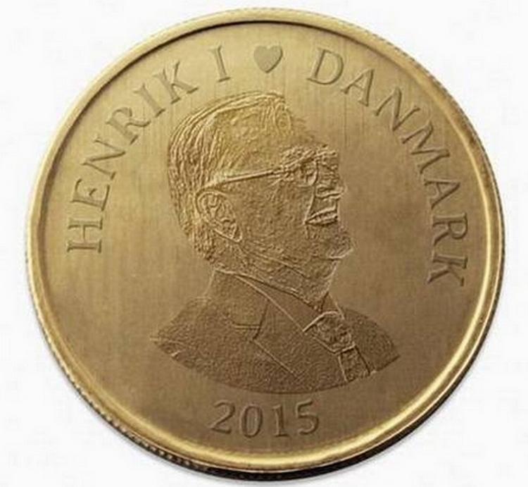 Aprilsnar Du skal ikke tro på alt, hvad du læser i dag. En af dagens fup-historier kommer fra Ekstra Bladet, der kan fortælle, at Kong Henrik fremover vil pryde 20-kronen.  Illustration: Mikkel Lund, Ekstra Bladet 