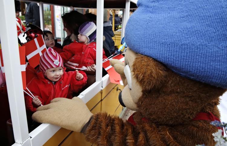 Rasmus Klump i nærkontakt med en lille gæst. 
