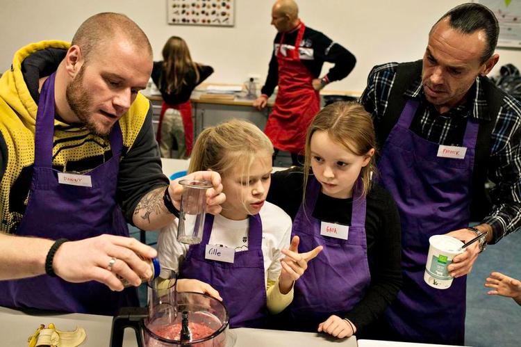 samarbejde. 'Fars køkkenskole' har været en stor succes i Vallensbæk Kommune. Arkivfoto: Katinka Hustad 