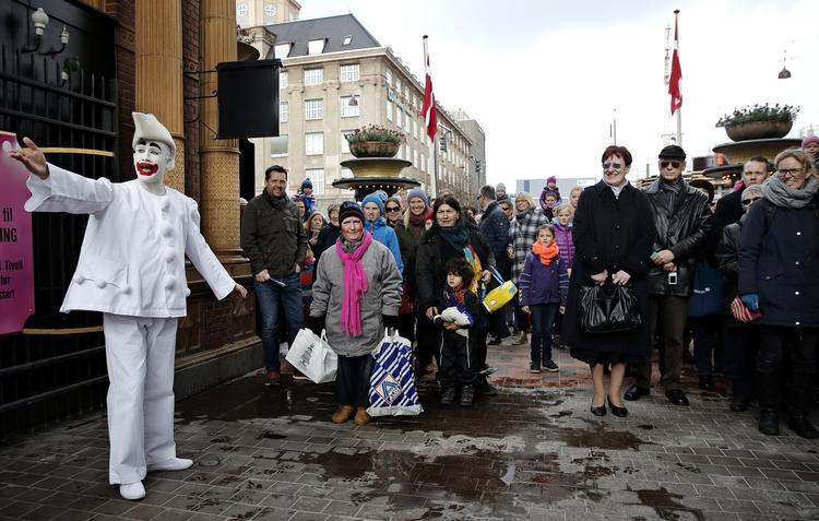 Pjerrot underholdt inden åbningen. 