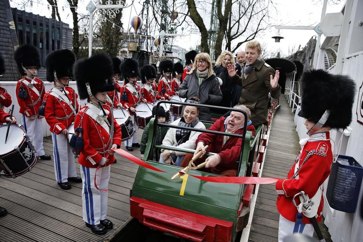 Skuespillerne bag Tivolirevyen tog en første tur i rutchebanen. 