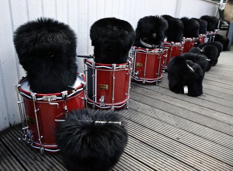 ...der klogeligt efterlod deres flotte bjørneskindshuer på perronen. 