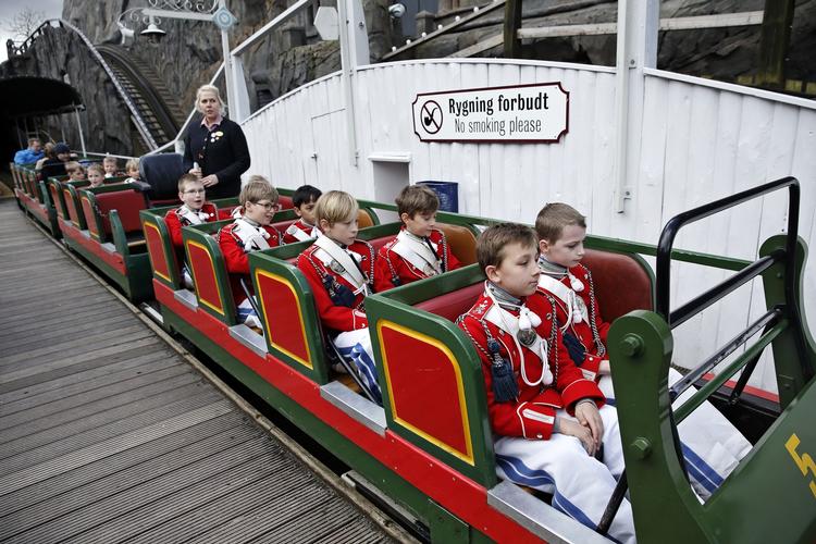 Anden tur med rutchebanen var forbeholdt Tivoligarden... 