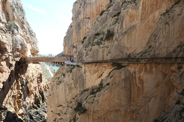 ophængt. Stien rager nogle steder helt ud i det fri. Foto: feriebolig-spanien.dk 