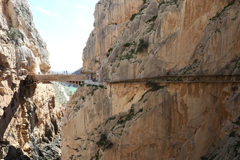 ophængt. Stien rager nogle steder helt ud i det fri. Foto: feriebolig-spanien.dk 