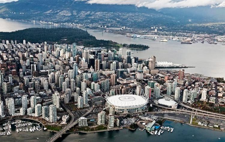 vancouver. En storby, hvor højhuse ligger tæt på grønne områder. 