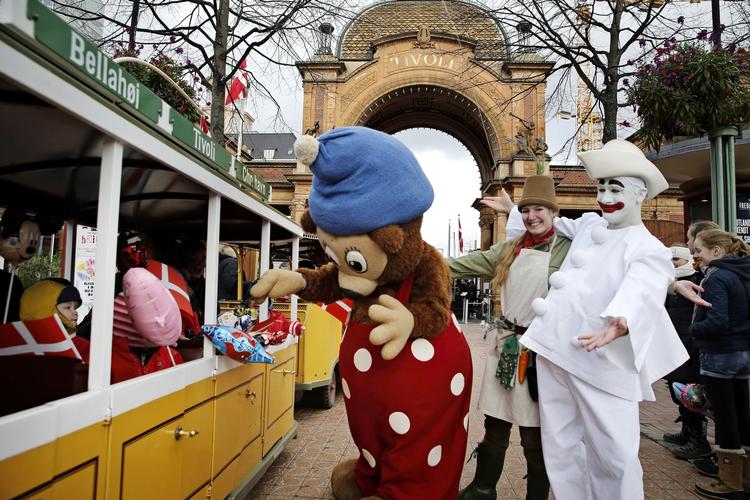 Et sikkert forårstegn er Københavns Tivoli, der åbner for sæsonen. Her er Pjerrot og Rasmus Klump i nærkontakt med nogle af havens første gæster. 