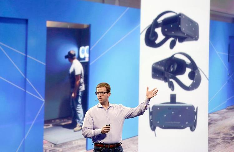 VIRTUELT. Facebooks tekniske chef, Mike Schroepfer, viser den virtual reality-brille frem, der skal gøre Facebook social i tre dimensioner. Foto: Eric Risberg/AP Photo