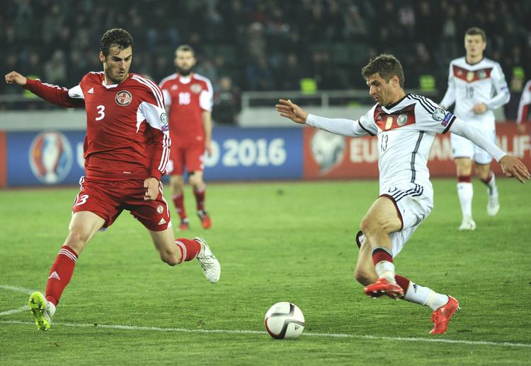 fadæse. Tyskland vandt kvalifikationskampen mod Georgien 2-0 på mål af Marco Reus og Thomas Müller (billedet). Georgierne får nu en uefa-sag på halsen, fordi tilskuere indvaderede banen. 