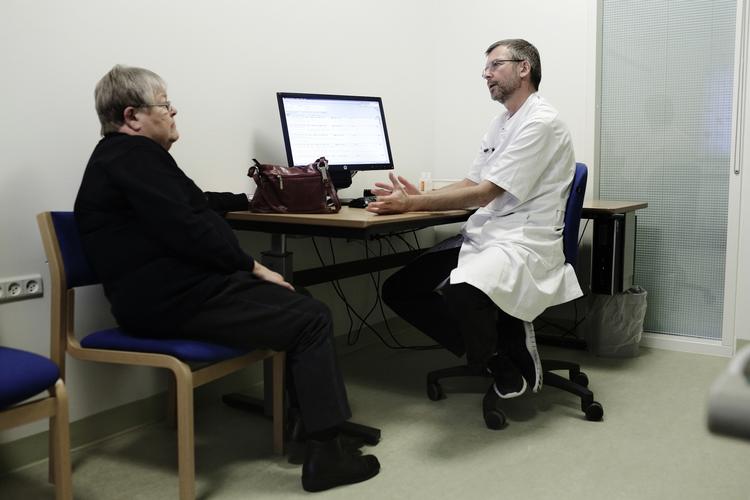 roller. Lægen og patienten indgår ikke i et jævnbyrdigt forhold, men har forskellige roller. Det gælder også, når man som læge bliver patient. Det kan gå helt galt, hvis man tager fejl af sine roller. Arkivfoto: Peter Hove Olesen 