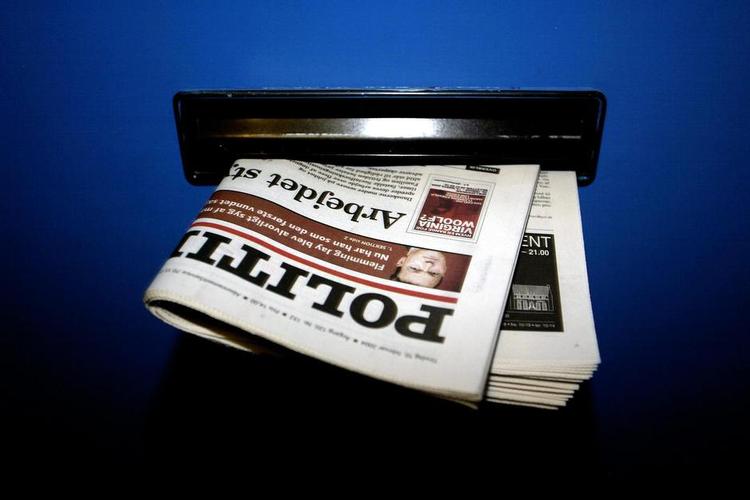 allergisk. Stoffet kolofonium kan indgå i tryk-sværte, og nogle mennesker er allergiske over for stoffet og bør derfor undgå at blive sorte af avisen. Arkivfoto: Thomas Borberg 