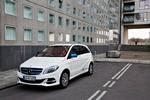 På batteri. Trods et fyldigt batteri er god plads til passagerer og bagage i Mercedes B electric drive. 