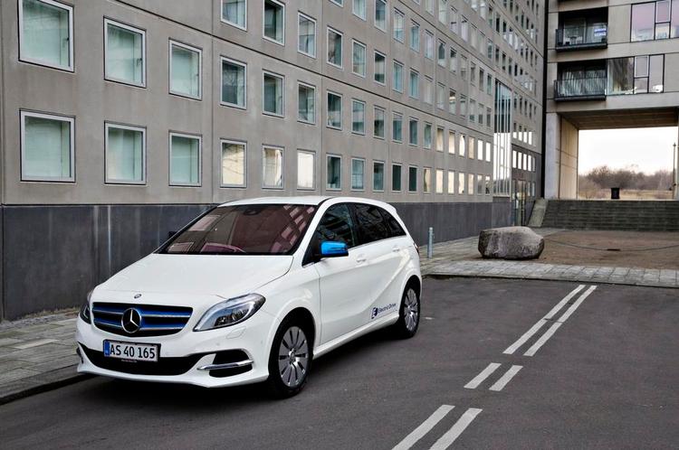 På batteri. Trods et fyldigt batteri er god plads til passagerer og bagage i Mercedes B electric drive. 