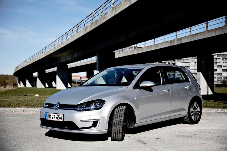 Letkørt. VW e-Golf er svær at skelne fra sine benzin- og dieseldrevne slægtninge i forbifarten. Bag rattet er forskellen mere markant. 
