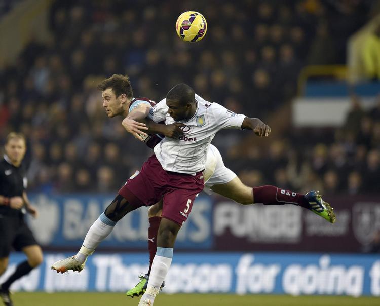 Forsvar. Jores Okore (til højre) er stærk som en okse, synger Aston Villas fans. 