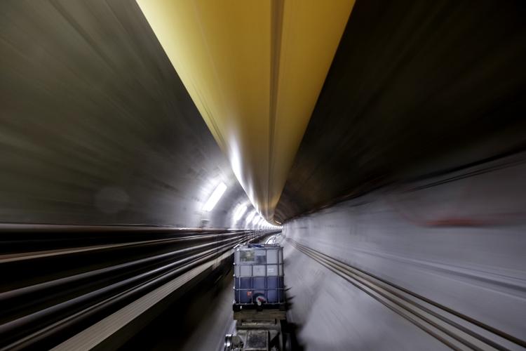 UNDERJORDISK. I metrotunnelerne er der hverken mobil- eller GPS-dækning og den friske ilt skal pumpes ind gennem en flere hundrede meter lang, gul plastikslange. 