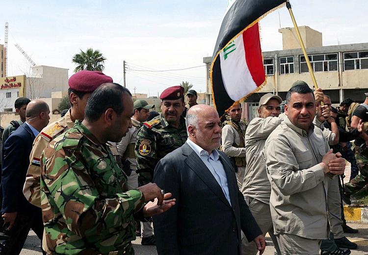 GENEROBRET. Den irakiske ministerpræsident Haider al-Abadi beser skaderne i Tikrit, der har været besat af Islamisk Stat siden juni. 