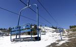 VANDMANGEL. Skiliften er gået i stå i Donner Ski Ranch, hvor løjperne burde være hvide, ikke grønne som her. 