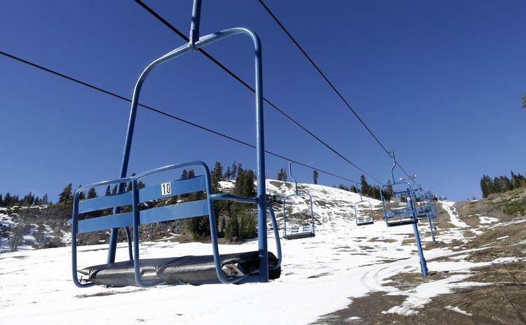 VANDMANGEL. Skiliften er gået i stå i Donner Ski Ranch, hvor løjperne burde være hvide, ikke grønne som her. 