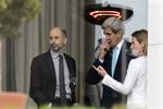Udskudt. Forhandlingerne om en atomaftale for Iran trækker ud endnu en nat. Her er det EU's udenrigsminister Federica Mogherini (til højre) sammen med hendes amerikanske kollega John Kerry (i midten) under en pause i forhandlingerne på hotel Beau Rivage Palace i Lausanne i Schweiz. 