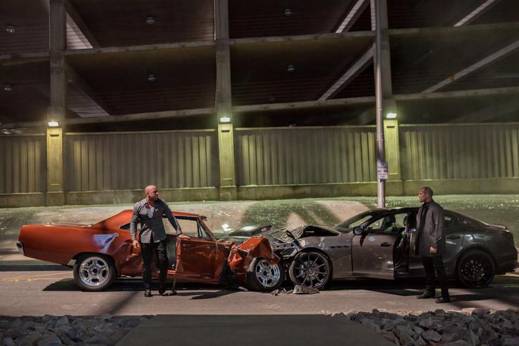 Der er masser af smadder i 'Fast and Furious'-filmene. Her et sammenstød mellem to rivaler fra den syvende film.  