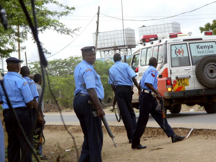 Angreb. Røde Kors i Kenya har fløjet læger til Garissa for at hjælpe med at behandle de mange sårede efter Al-Shabaabs angreb på et universitet i byen. 