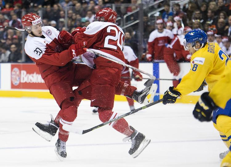 Karrierehop. 11 af de 23, der spillede for Danmark ved junior-A-VM omkring årsskiftet er allerede taget til udlandet. Selv om der er relativt få udøvere, så er danske spillere i høj kurs internationalt. Mads Eller (tv) og Nikolaj Ehlers, der her er skøjtet ind i hinanden, er således på kontrakter i Canada hos mindre klubber, der fodrer NHL-klubberne med talenter. 
