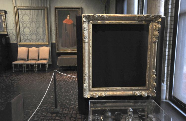 Forsvundet. I denne ramme hang et af verdens kun 34 kendte malerier af maleren Vermeer. I baggrunden mangler et Rembrandtmaleri. Selv om FBI nu har fundet frem til kunsttyvene bag et 25 år gammelt kunstkup, er de 13 stjålne malerier stadig savnede.  Foto: Josh Reynolds (arkiv)/AP 