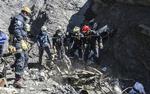 SØGNING. Fransk beredskabstjeneste ved resterne fra det nedstyrtede Germanwingsfly. Begge de sorte bokse fra flyet er nu blevet fundet. 