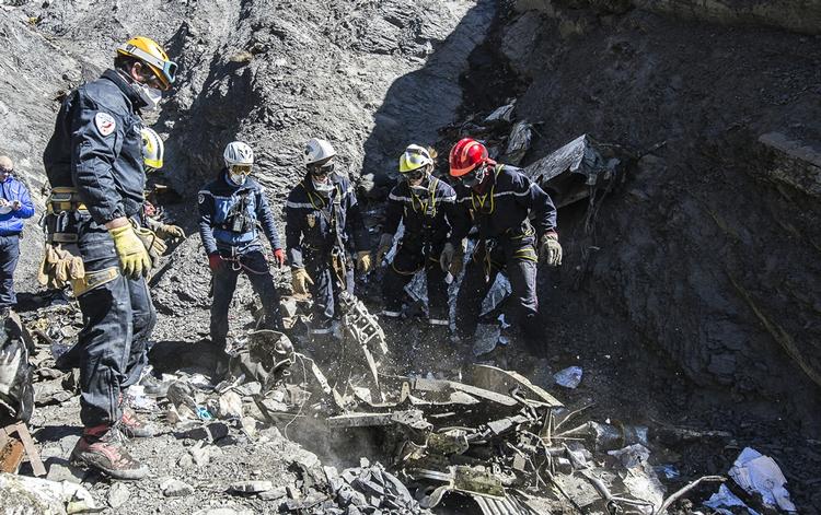 SØGNING. Fransk beredskabstjeneste ved resterne fra det nedstyrtede Germanwingsfly. Begge de sorte bokse fra flyet er nu blevet fundet. 