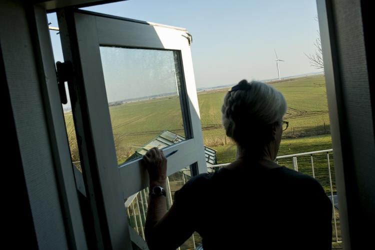 Mølleudsigt. Hvis den nye møllepark opføres, vil de store møller rykke meget tættere på Birthe og Willy Gardes hus. 