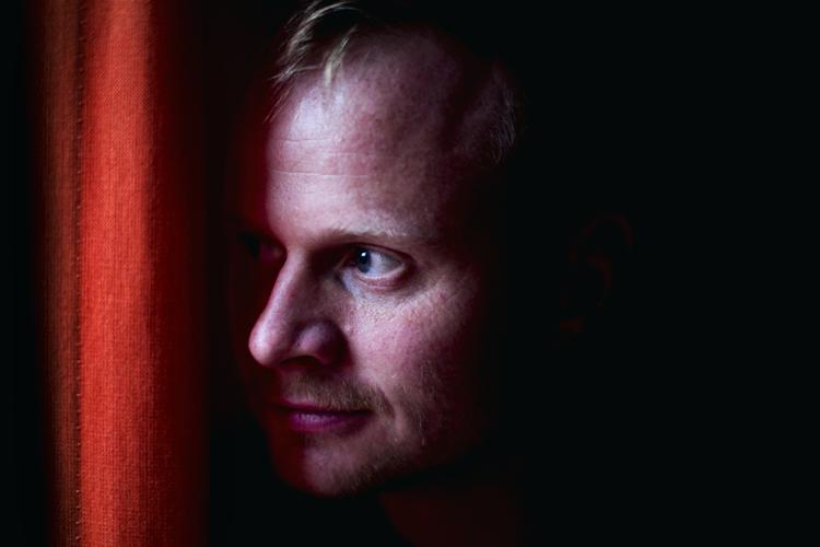 Voksen. Jonatan Spang vil udstille den moderne mands komiske ynkelighed. Men han nægter selv at skulle ynkes. 