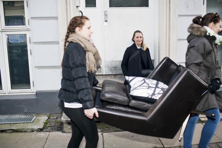 I visse tilfælde bliver lejer selv bedt om at finde en virksomhed at leje igennem for at lave stråmandsudlejning. Det var tilfældet for Anne Sofie Kahlen, da hun og kæresten ville leje en 60 kvadratmeter lejlighed i Ryesgade på Østerbro af boligselskabet Minova. 