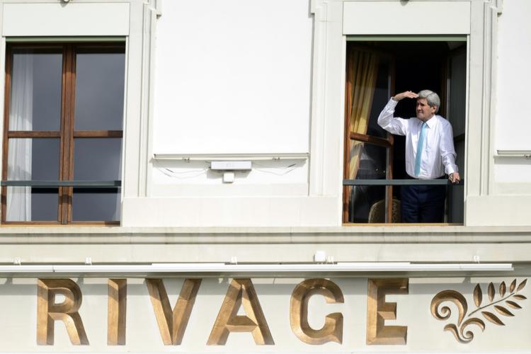 Enighed. USA's udenrigsminister, John Kerry, spejder fra sit hotelværelse i Lausanne forleden dag. Nu har forhandlingerne i den schweiziske by angiveligt båret frugt. 